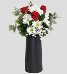 siyah-plastik-vazoda-papatya-ve-3-kirmizi-gul.jpg